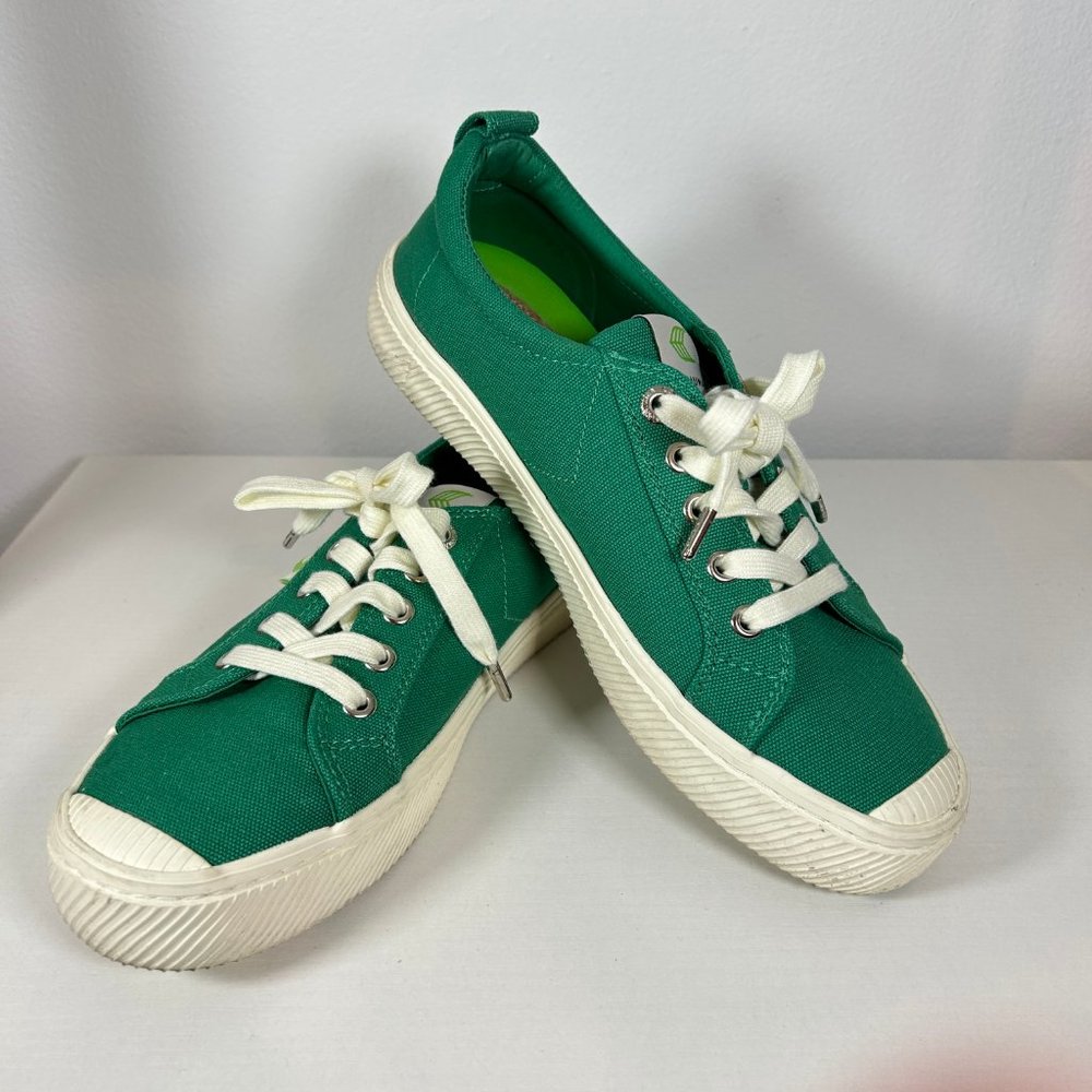 Cariuma OCA Low Green Canvas Sneakers (Size: 8.5 WOMENS) (Size: 7 MENS)